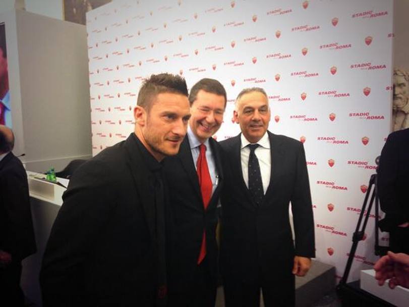 Il capitano giallorosso Francesco Totti con Ignazio Marino e James Pallotta. Omniroma